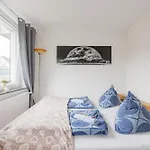 - Modern Space 3-Bedroom Apartment With Balcony Bbq & Parking I 3 X Kingsize Bed I 10 Mins Central Station I Big Tv I Free Candies -