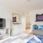 - Modern Space 3-Bedroom Apartment With Balcony Bbq & Parking I 3 X Kingsize Bed I 10 Mins Central Station I Big Tv I Free Candies -