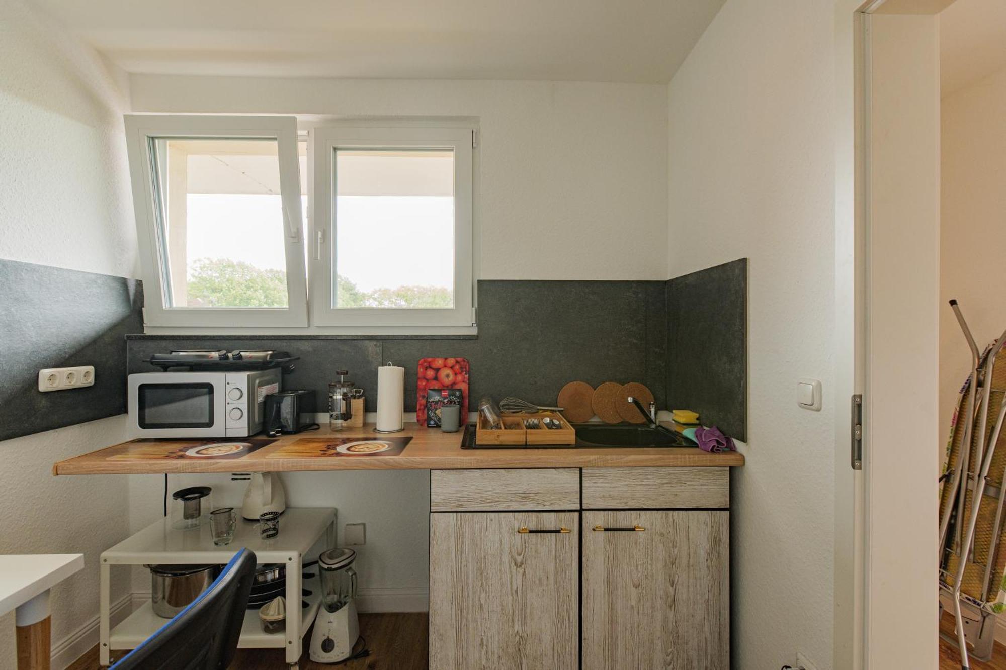 - Modern Space 3-bedroom With Balcony Bbq & Parking I 3 X Kingsize Bed I 10 Mins Central Station I Big Tv I Free Candies - *