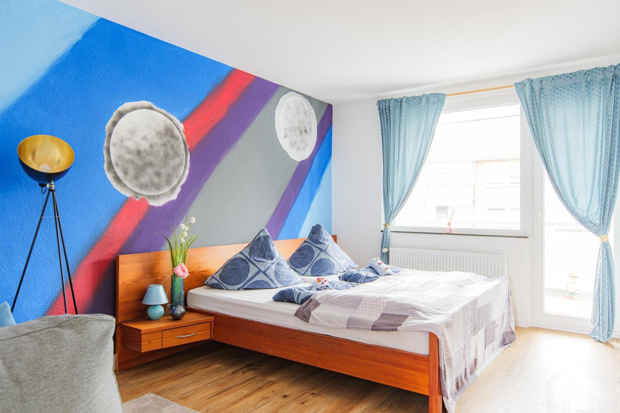 Apartment - Modern Space 3-bedroom With Balcony Bbq & Parking I 3 X Kingsize Bed I 10 Mins Central Station I Big Tv I Free Candies - Duisburg